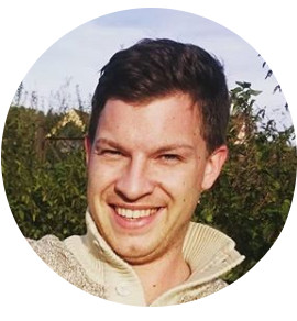 Akne Inversa – E-Book zur Ernährungsumstellung 2 Porträtfoto von Michael Neurer, lächelnder Mann mit dunklem Haar vor grünem Hintergrund