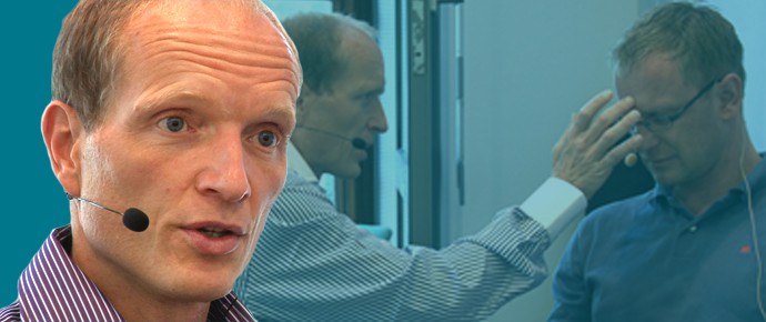 Mann mit Headset spricht vor Publikum, Präsentation