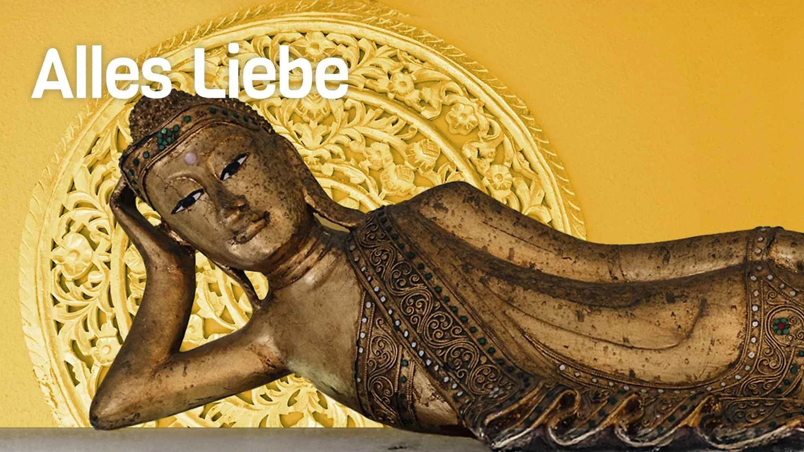 Lächelnder Buddha mit Krone und Lichterkette, Symbol für Liebe und spirituelles Erwachen