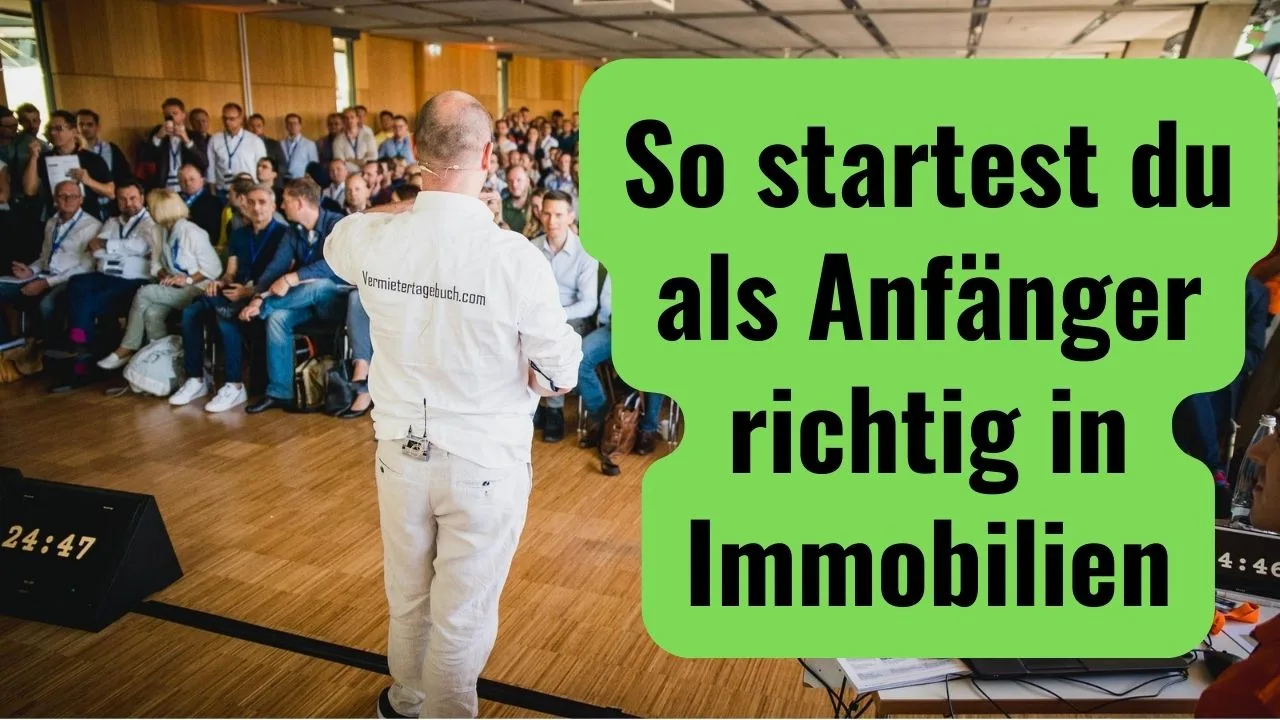 Workshop-Moderator präsentiert vor Publikum, Vermietertagebuch Branding auf Kleidung