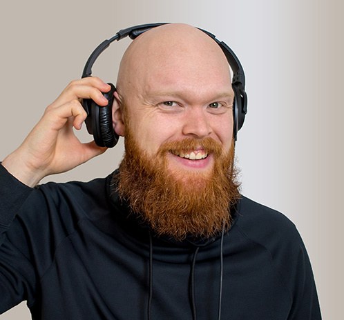 Paul Marx lächelnd mit Kopfhörern um den Hals, Autorenprofil MeinHomestudio.de