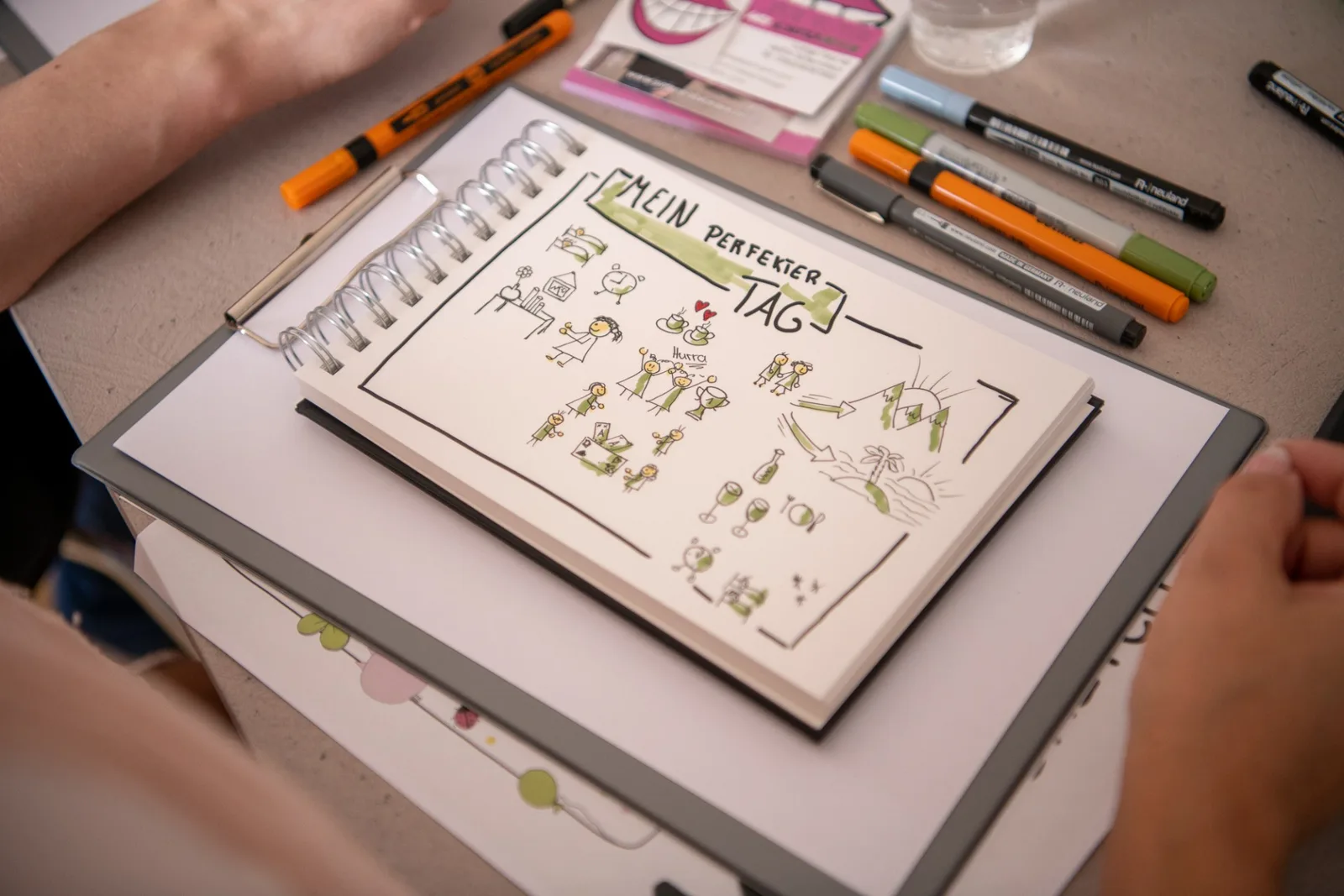 Kursinhalt Funny Sketchnotes mit humorvollen handgezeichneten Illustrationen und Notizen