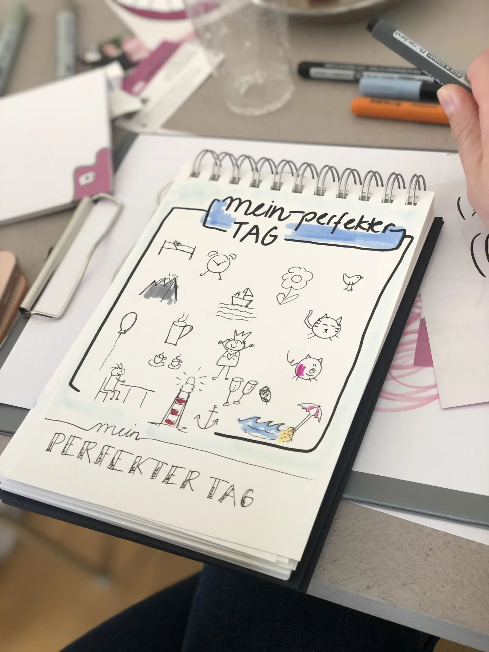 Detaillierte Sketchnote mit Marker auf Papier, zeigt Kursinhalt des Analoges Sketchnotes Bundle