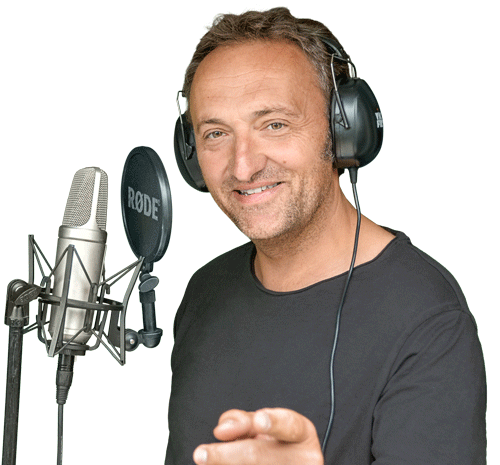 Porträt des Sprechers Matthias Ernst Holzmann am Mikrofon mit Kopfhörern