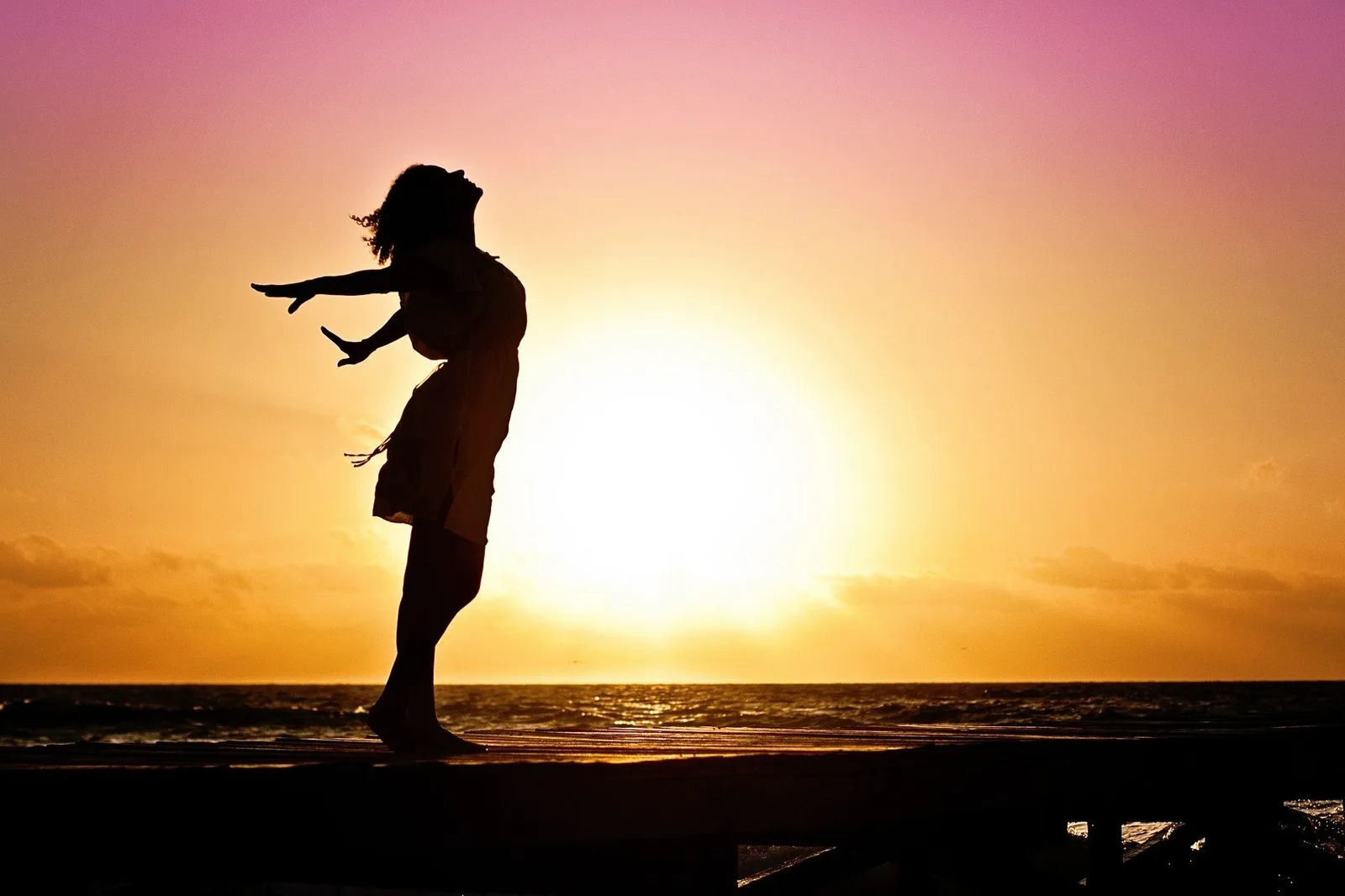 Frau in meditativer Pose, innere Einkehr und Achtsamkeit