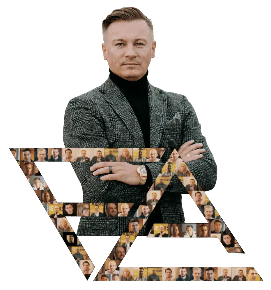 Dawid Przybylski im Anzug hält eine Grafik mit vielen Gesichtern, Symbol für Zielgruppe und Audience