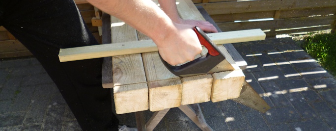 Anleitung Gartentisch bauen – PDF-Ratgeber zum Möbelbau aus Holz 5 Handwerkzeug Fuchsschwanz zum Sägen von vier Kanthölzern für Tischbeine