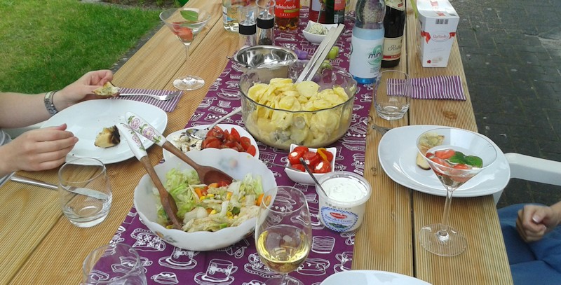 Anleitung Gartentisch bauen – PDF-Ratgeber zum Möbelbau aus Holz 8 Selbstgebauter Gartentisch mit Essen und Getränken: Salatschüsseln, Wein, Gemüse und Besteck