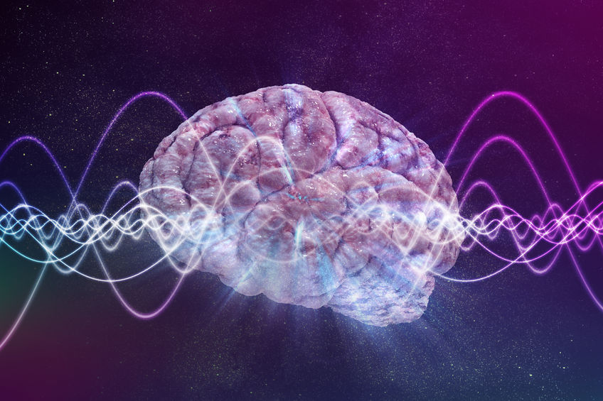 Gehirn mit violetten und blauen Energiewellen, symbolisiert Wunsch-Download aus dem Quantenfeld