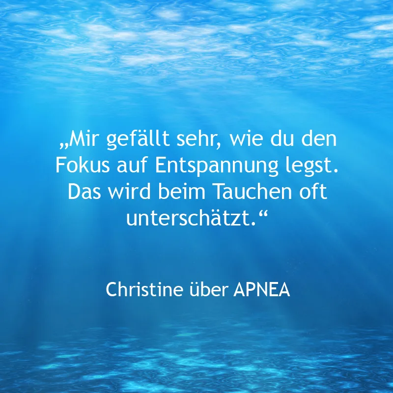 Unterwasser-Hintergrund mit Kundenbewertung von Christine über APNEA-Kurs