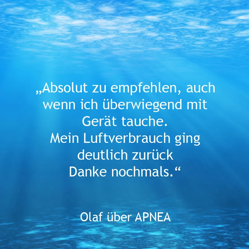 Unterwasser-Hintergrund mit Kundenbewertung von Olaf über APNEA-Kurs