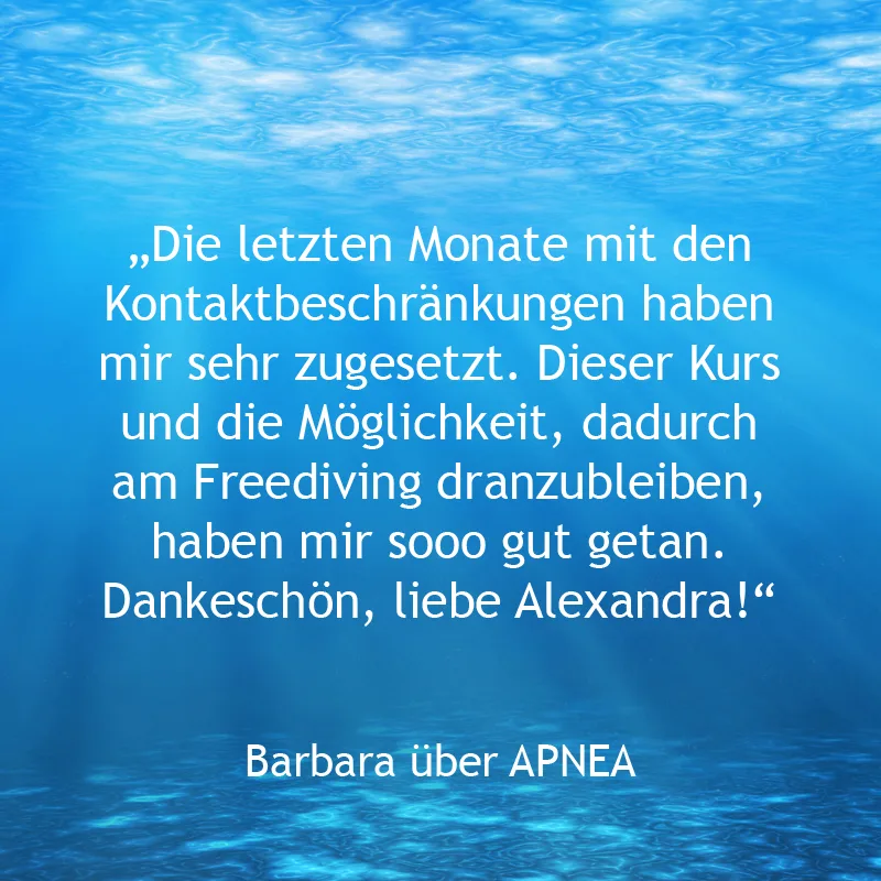 Unterwasser-Hintergrund mit Kundenbewertung von Barbara über APNEA-Kurs
