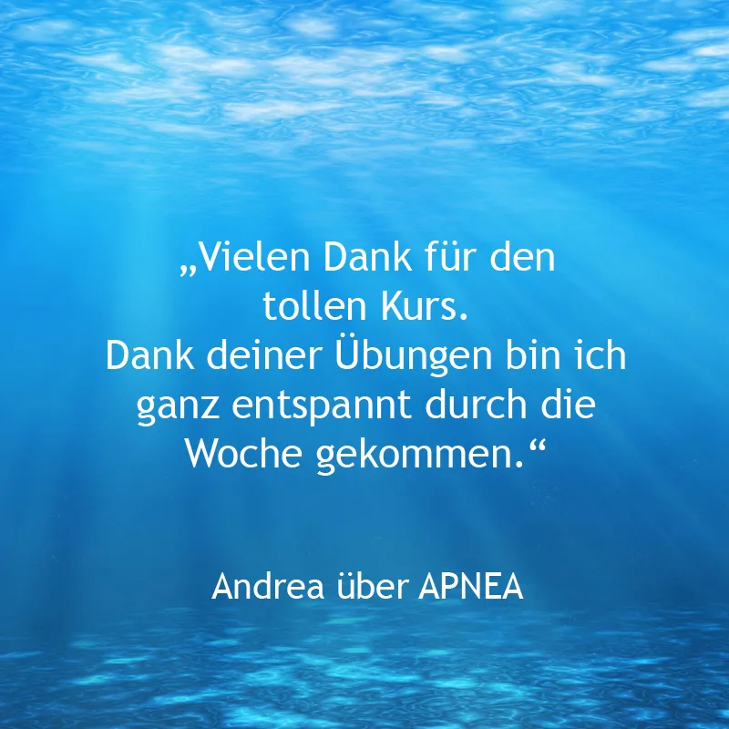 Unterwasser-Hintergrund mit Kundenbewertung von Andrea über APNEA-Kurs