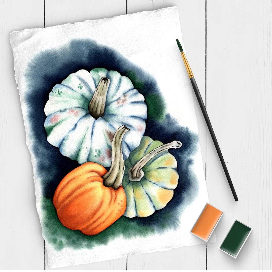 Aquarell-Illustration von drei Kürbissen in Weiß, Orange und Grün mit dunklem Hintergrund