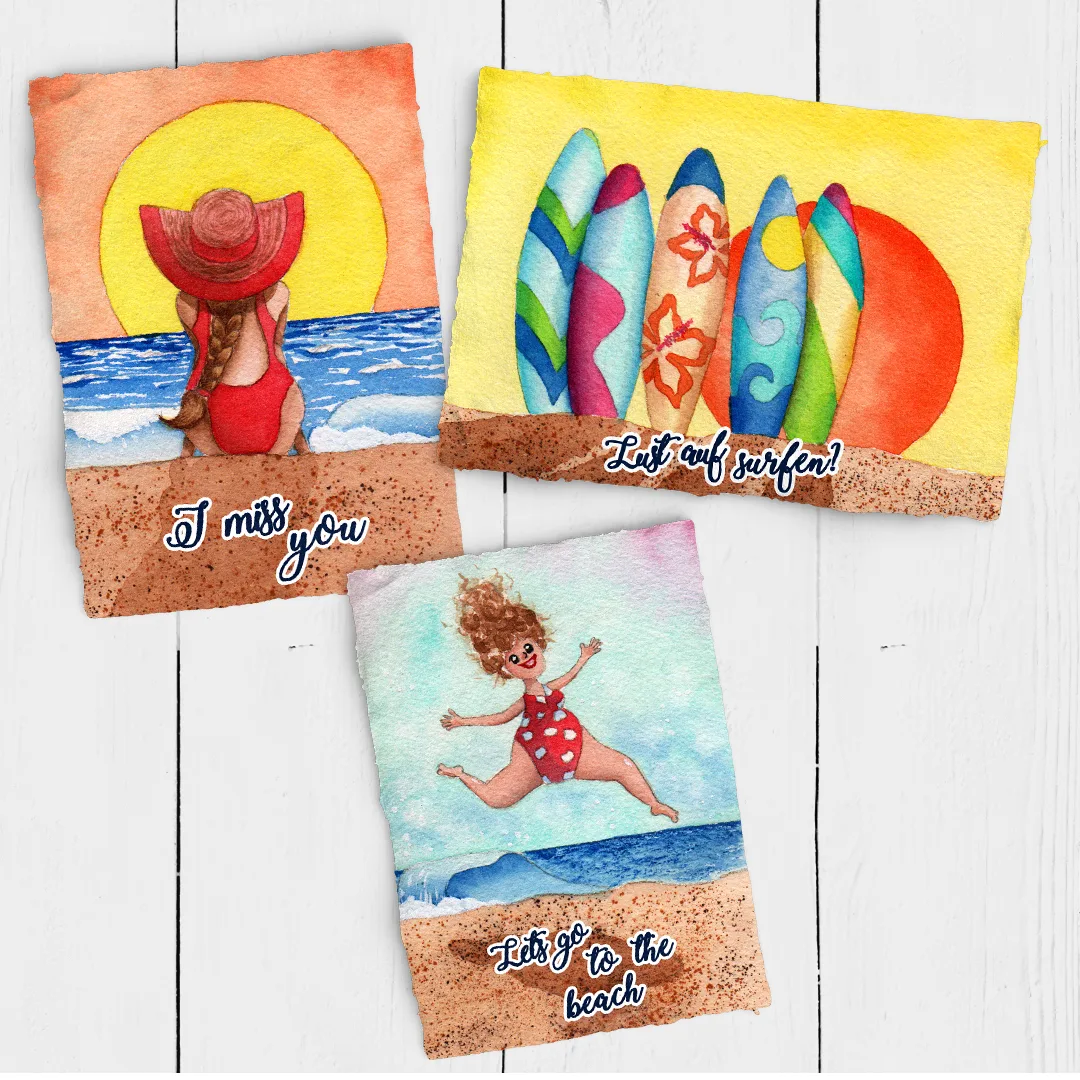 Drei sommerliche Grußkarten mit Aquarell: Frau am Strand mit Hut, bunte Surfboards und Kind im Wasser