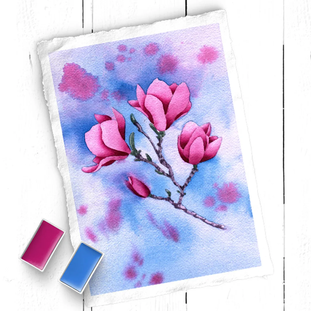 Aquarell Magnolienblüte in Magenta und Rosa auf Weiß-Violett Hintergrund mit Farbplätzchen