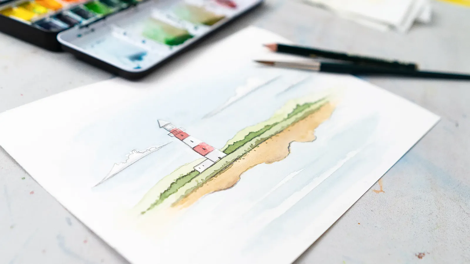 Aquarell-Skizze einer Landschaft mit Häusern am Strand, kombiniert mit Konturlinien und Aquarellfarbe, Pinsel und Palette sic