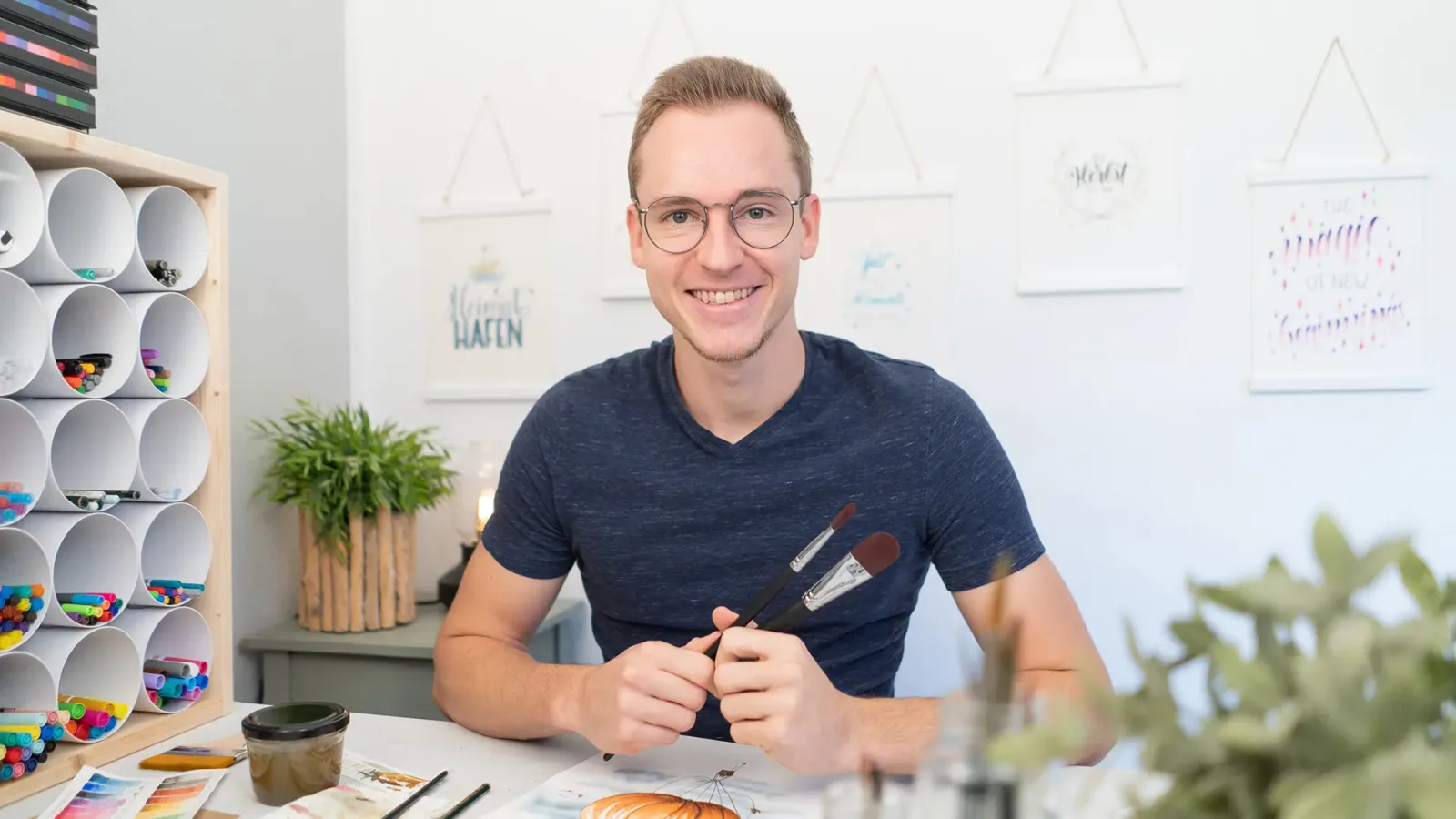 Kursautor Timo Ostrich im Studio mit Aquarell-Material und Farbaufbewahrung