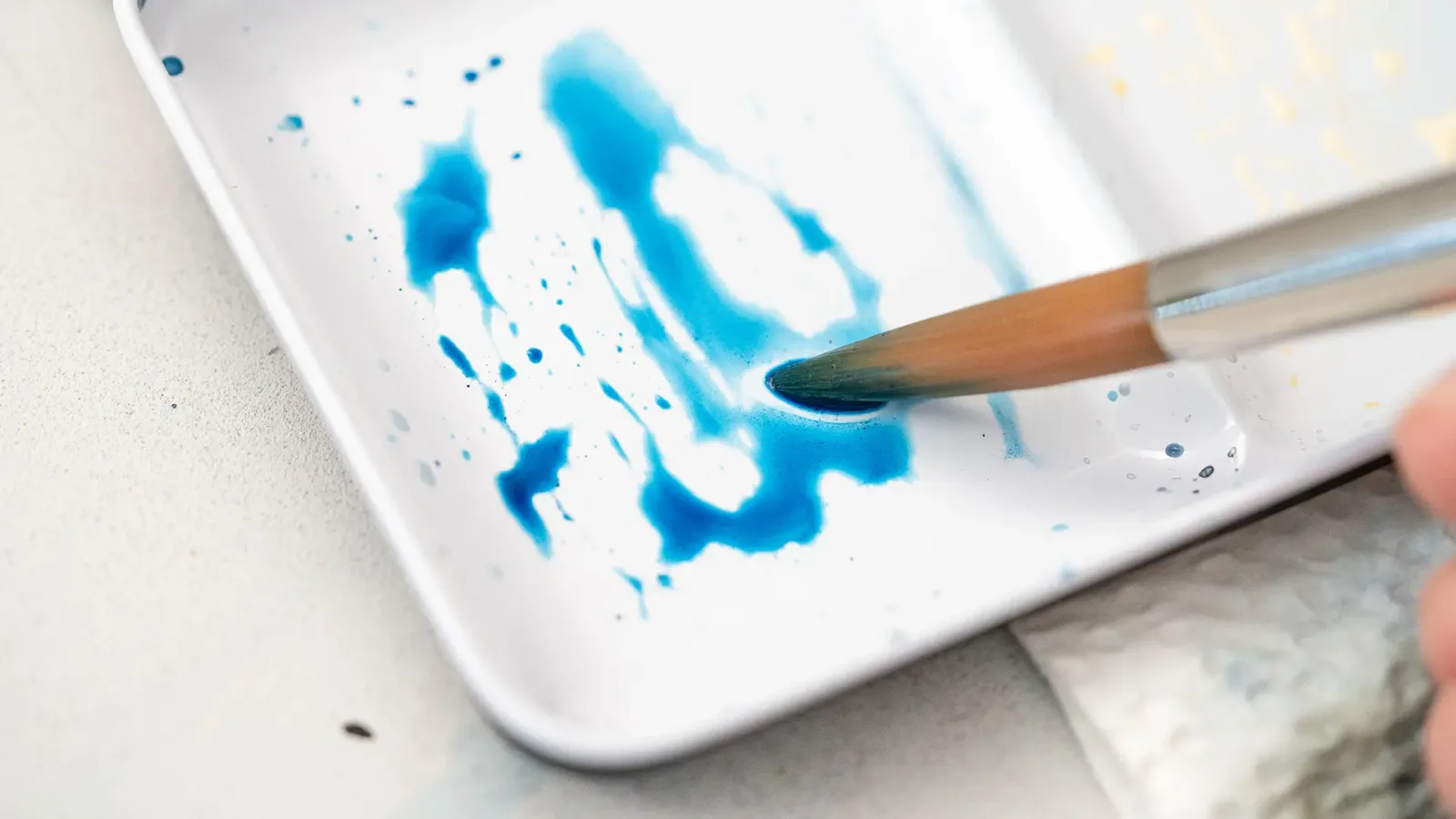 Aquarell-Grundübung mit blauem Farbauftrag und Pinsel auf Papier
