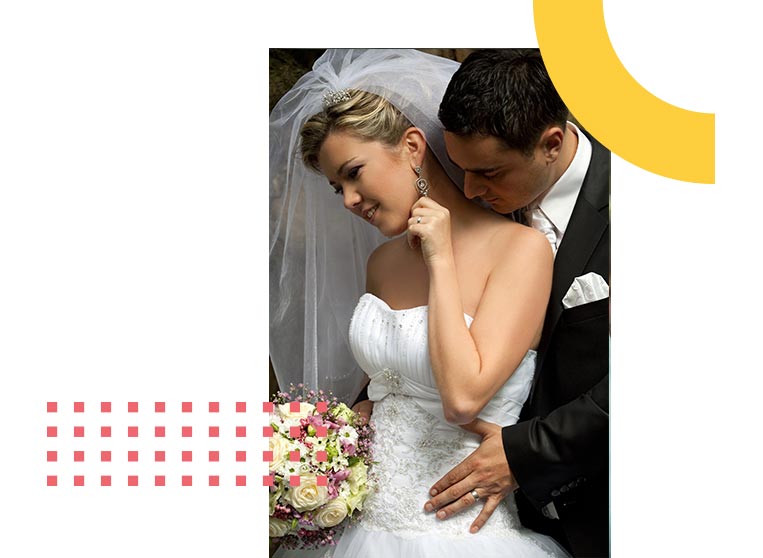 Hochzeitspaar mit Braut im Hochzeitskleid und Bräutigam mit gelbem Designelement