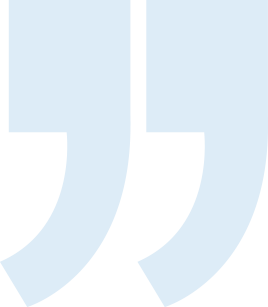 Großes Anführungszeichen in hellblau als Designelement