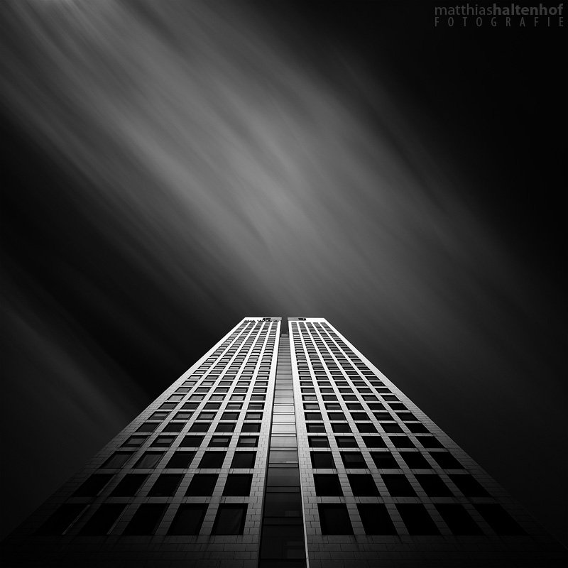 Opernturm: Hochhaus mit dramatischer Perspektive und fließenden Wolken-Langzeitbelichtung