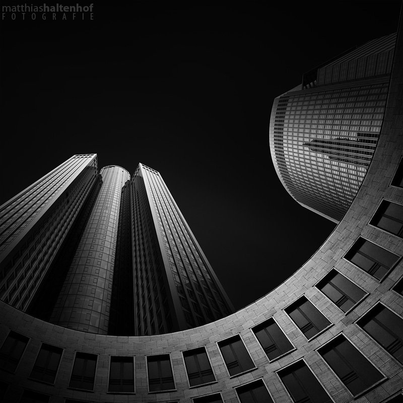Tower 185 Frankfurt: Moderne Hochhäuser mit symmetrischer Komposition und Langzeitbelichtung