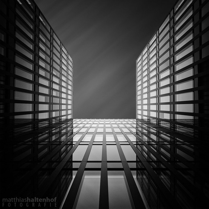 Skai-Gebäude: Symmetrische Architektur mit zwei Hochhäusern und Langzeitbelichtungs-Effekt