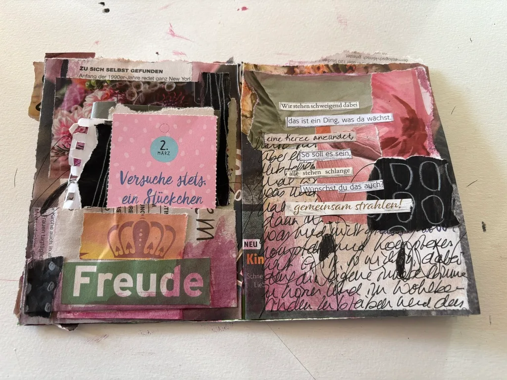 Slot Tab Journal mit gestalteten Seiten und Farbmischungen