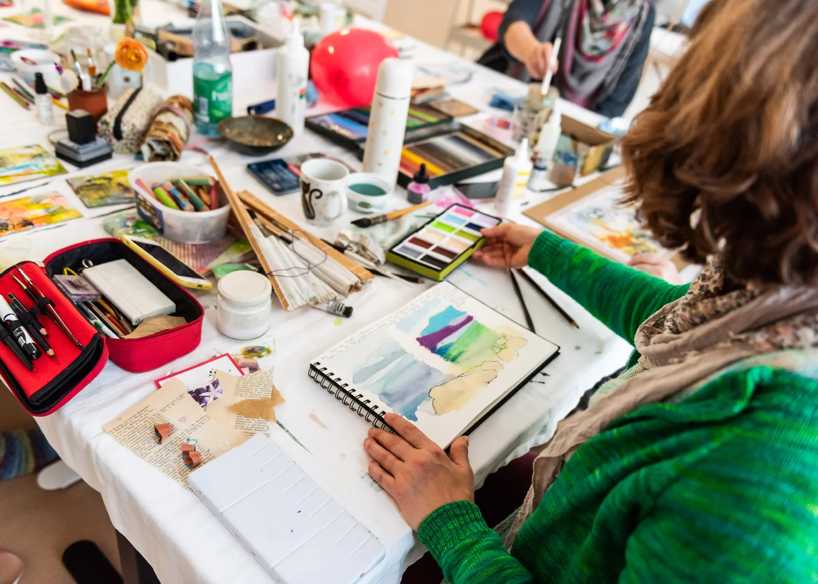Gestaltetes Art Journal mit Collagen und Farbmischungen