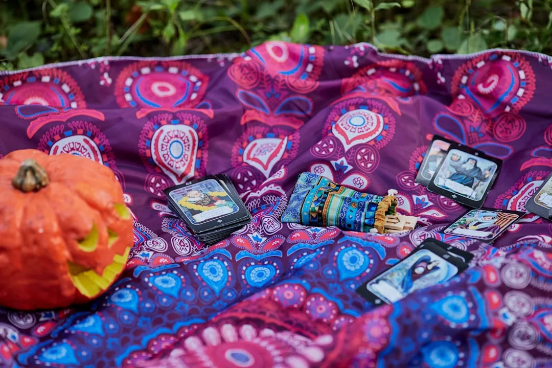 Tarotkarten und Kristalle auf farbigem astrologischem Muster