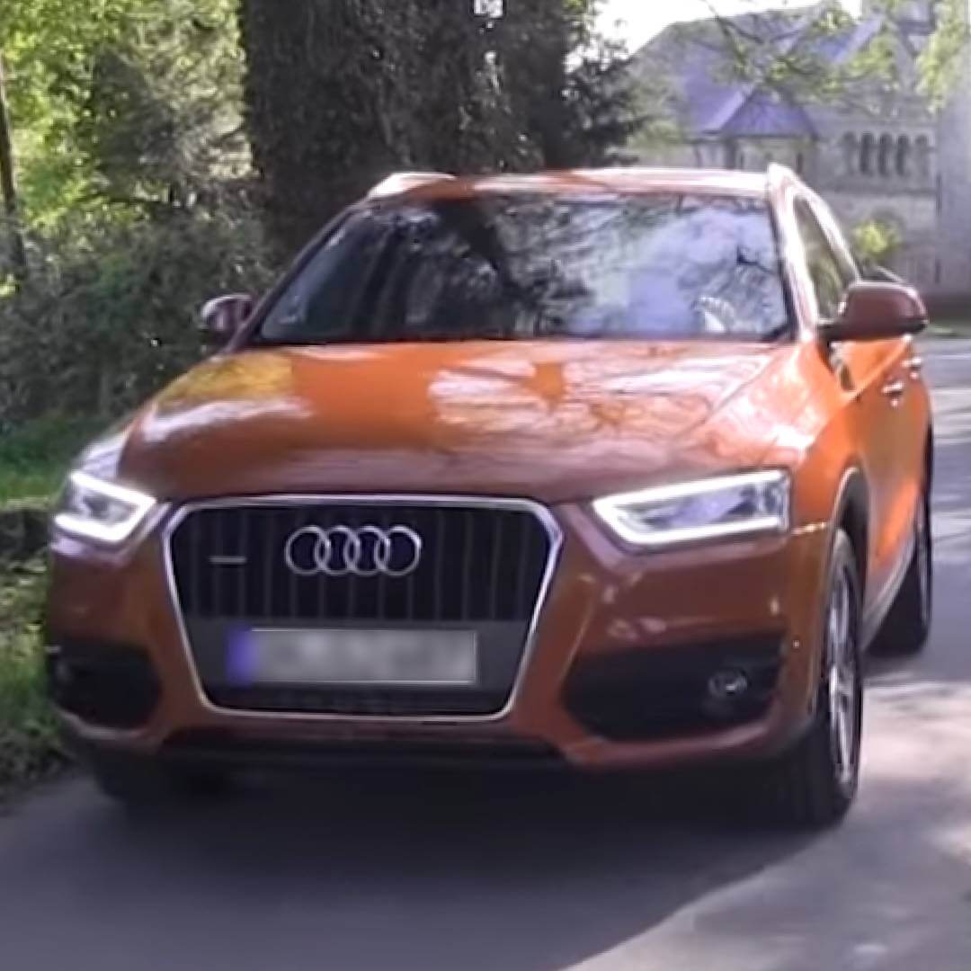 Orange-braun metallic Audi Q3 8U Kompakt-SUV in Außenansicht