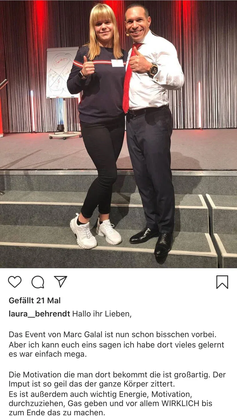 Marc Galal und Frau vor Flipchart mit Mindmap, Seminar-Setting mit roten Vorhängen