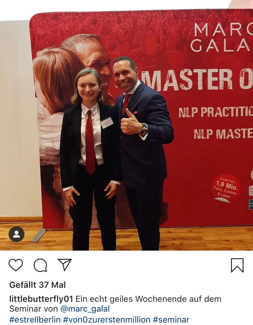 Frau neben Marc Galal vor rotem Banner mit NLP Practitioner und Master Seminar-Werbung