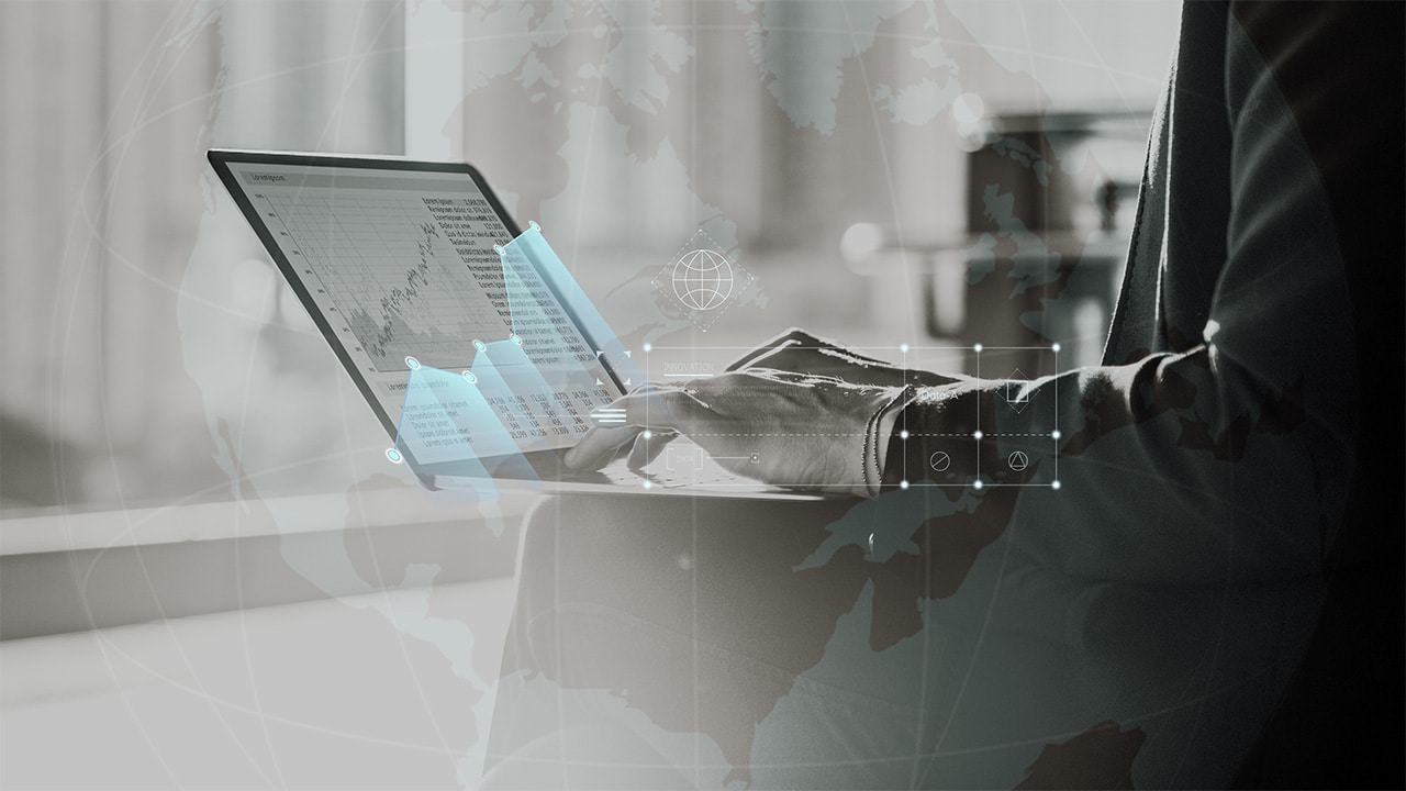 Geschäftsmann analysiert Daten auf Laptop mit digitalen Charts und Grafiken