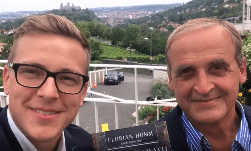 Florian Günther und Florian Homm beim Interview vor Landschaftshintergrund