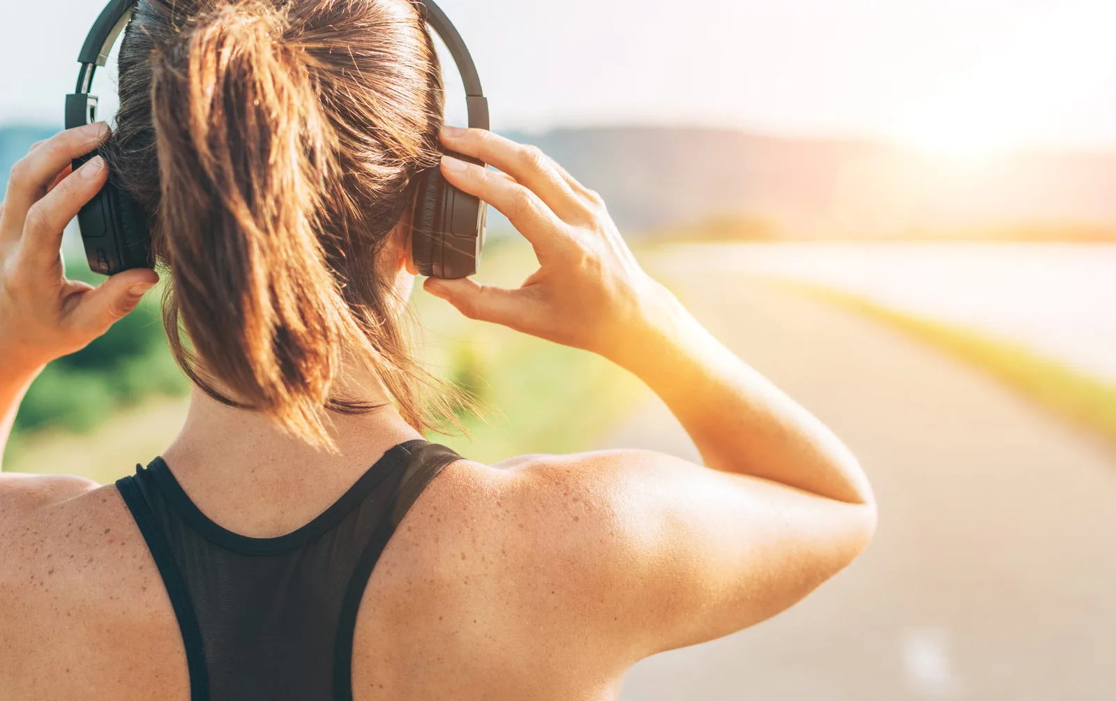 AuraBeats Basic – Abo für Meditationsmusik von Thomas Helker 5 Frau mit Kopfhörer beim Joggen am Strand bei Sonnenuntergang