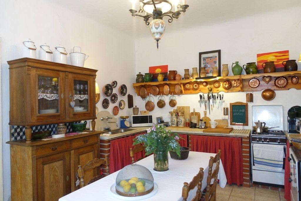 Rustikale Küche mit Holzmöbeln, Keramik und traditioneller Einrichtung