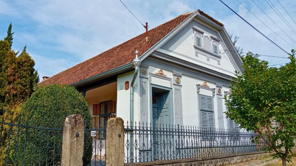 Liebevoll renovierter Schwabenhof mit weißem Haus und Eingangstor