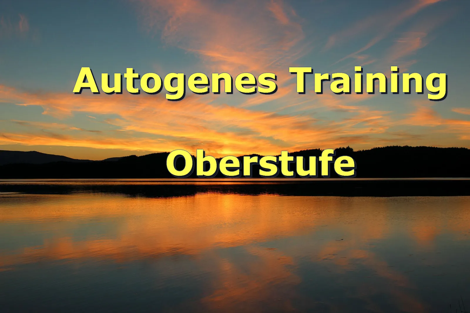 Sonnenaufgang über See mit Bergen, gelbe Schrift zu Autogenes Training Oberstufe
