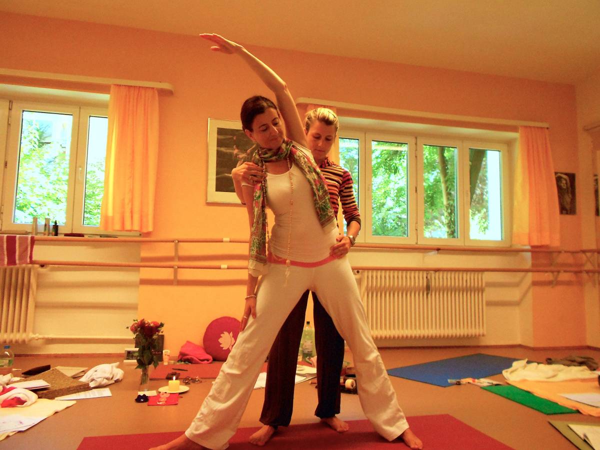 Stella van Hasselt demonstriert eine Yoga-Übung zur Aktivierung des autonomen Nervensystems