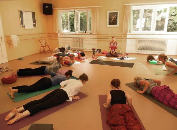 Yoga-Ausbildung-FOUNDATIONS-of-YOGA-1b-600×441