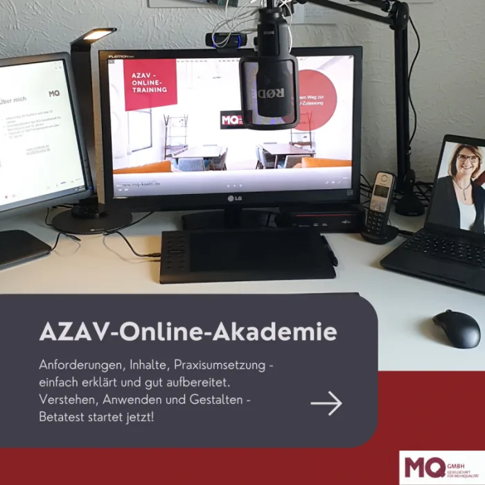 Webinar-Setup mit Monitor zeigt AZAV-Online-Training, Mikrofon und Arbeitsplatz