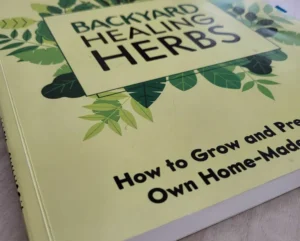 Backyard Healing Herbs Buchcover mit Pflanzenillustrationen und Untertitel
