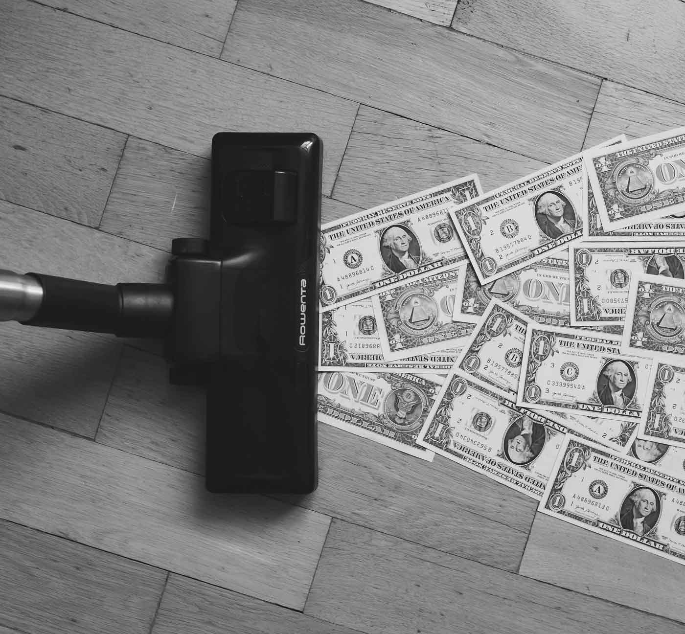 Banking Encyclopedia – E-Book über Auslandskonten 6 Vakuumzauberer und Geldscheine auf Holzboden, Schwarz-Weiß-Fotografie