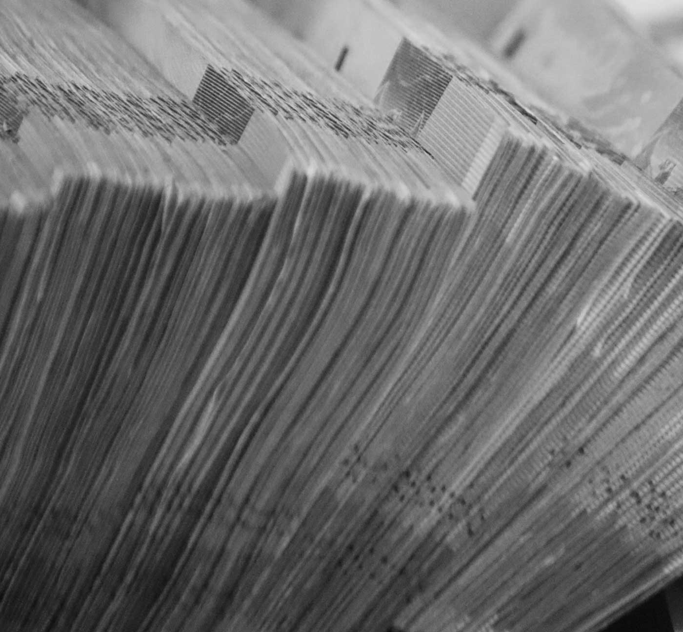 Banking Encyclopedia – E-Book über Auslandskonten 7 Schwarz-Weiß-Detailaufnahme von gestapelten Geldscheinen