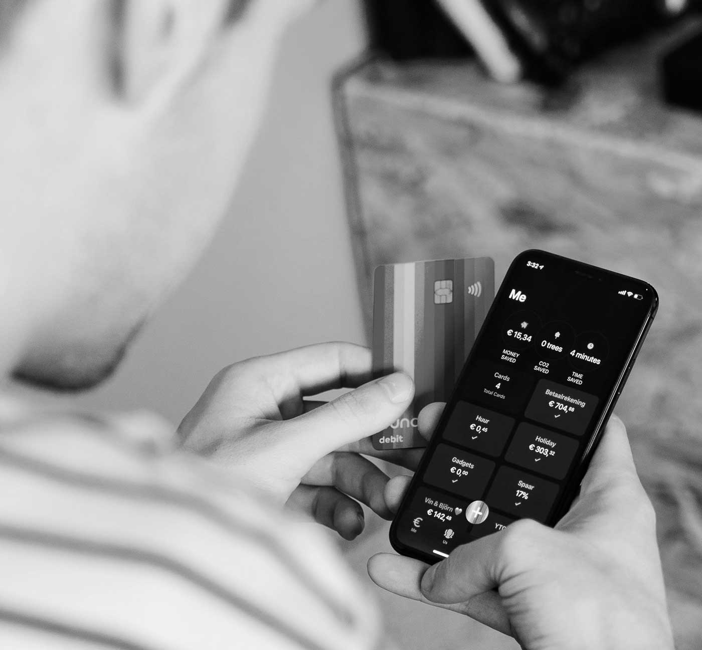 Banking Encyclopedia – E-Book über Auslandskonten 5 Smartphone mit Banking-App und Kreditkarte in Händen, Schwarz-Weiß-Foto