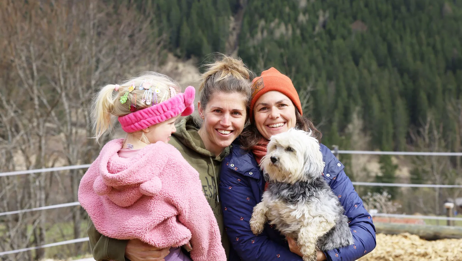 Basis Kongresspaket – Videokurspaket zu Pferden 5 Zwei Frauen und ein Mädchen mit Hund in Berglandschaft