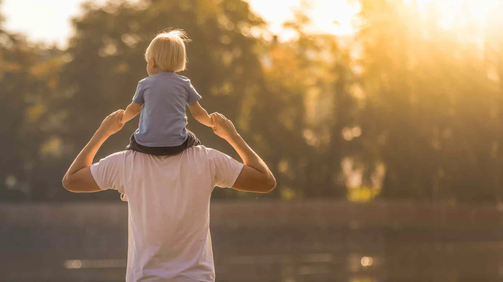Vater und Sohn umarmen sich, symbolisiert Heilung von Familienmustern