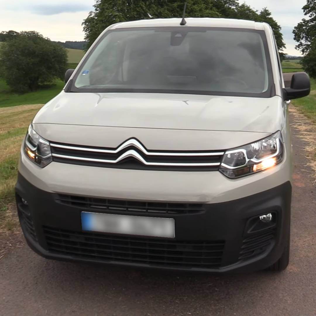 Weißer Citroen Berlingo II Kastenwagen von vorne an Landstraße